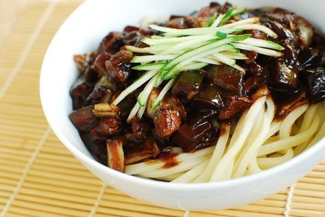 Korean Bapsang: Jajangmyeon (Noodles in Black Bean Sauce) Decreased jajang sauce to 1/4 cup and omitted mirin, ginger and oil Saucy Noodles, Korean Meals, Chinese Noodle Dishes, Black Bean Noodles, Bean Noodles, Bean Sauce, Black Bean Sauce, K Food, Korean Dishes