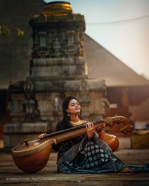 Kerala Girl, Bharatanatyam Poses, Indian Culture And Tradition, Musician Photography, Woman Singing, Indian Classical Music, Indian Classical Dance, Indian Music, Wedding Couple Poses Photography