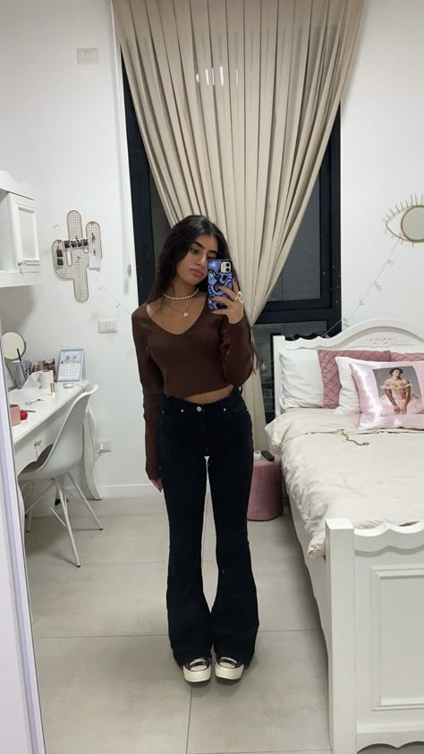 Flared Jeans Black Outfit, Simple Flare Jeans Outfit, Outfits With Bootcut Leggings, Outfit Ideas For School Flare Jeans, Styling Black Flare Jeans, How To Style Flair Jeans Outfit, Outfits With Flair Jeans, Flared Jeans Outfit Black, Flair Leggings Outfit Winter