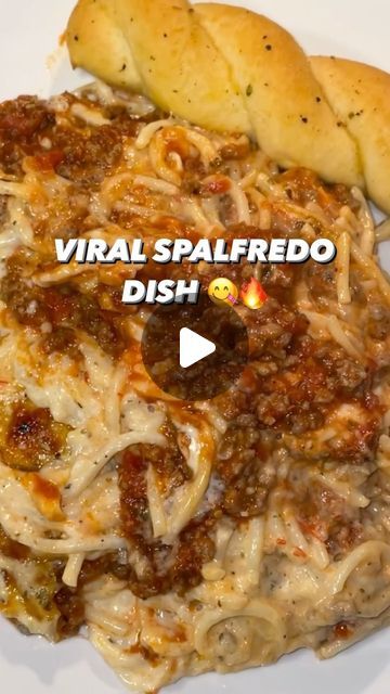 Tik Tok Baked Spaghetti, Spaghetti Bake With Alfredo Sauce, Viral Baked Spaghetti, Spaghetti Hacks, Tik Tok Spaghetti Alfredo, Alfredo Spaghetti Bake, Tik Tok Spaghetti, Spaghetti Alfredo, Alfredo Spaghetti