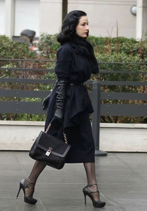 Dita Von Teese Style, Petite Celebrities, Dita Von Tease, Long Leather Gloves, Moda Do Momento, Mode Editorials, Looks Pinterest, Outfit Inspired, Fashion Petite