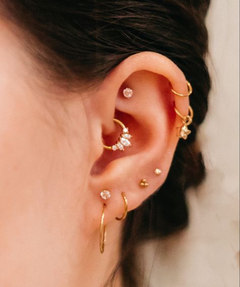 Helix Earrings Hoop Gold, Dangling Helix Piercing, Daith And Forward Helix Piercing, Earscapes Gold, Piercing Ideas Daith, Ear Constellation, Constellation Piercing, Ear Stacking, Constellation Piercings