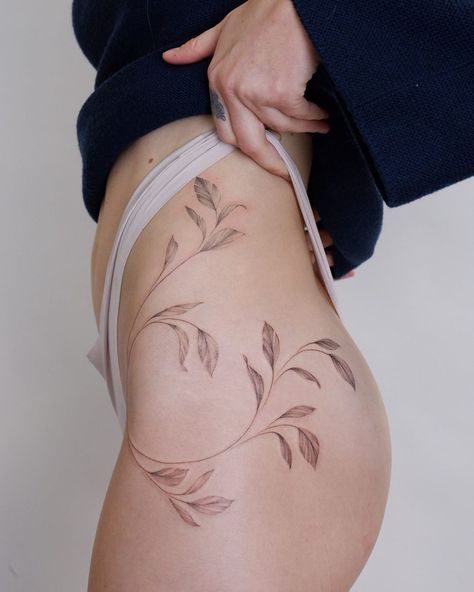 LINDSAY APRIL TATTOO on Instagram: “Ooookk I love this placement! Thanks for claiming my flash Nicole! 🌿 @twinoakstattoo” Tato Minimal, Floral Thigh Tattoos, Waist Tattoos, Hip Thigh Tattoos, Wrap Tattoo, Hip Tattoos Women, Vine Tattoos, Tatuaje A Color, Thigh Tattoos Women