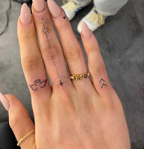 Tattoo Minimalist Women, Finger Tattoo Minimalist, Tiny Finger Tattoos, Tato Jari, Small Finger Tattoos, Finger Tattoo For Women, Finger Tats, Hand Tattoos For Girls, Hand And Finger Tattoos