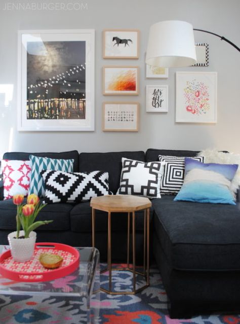 Apartment Living Room Inspiration, Black Sofa Living Room Decor, Black Sofa Living Room, Black Couch, Burger Design, Colourful Living Room Decor, Trendy Apartment, Living Room Decor Colors, Colourful Living Room