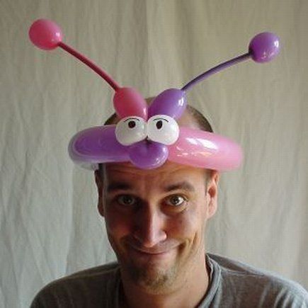 Bug balloon hat Balloon Hats Easy, Simple Balloon Animals, Easy Balloon Animals, Balloon Hats, Balloons Galore, Balloon Hat, Twisting Balloons, How To Make Balloon, Balloon Modelling