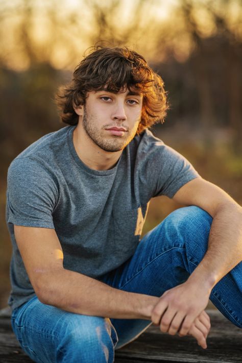 Looks I love - a casual senior guy - Center Stage Seniors Senior Portraits Male Outdoors, Senior Photos Guy Outdoor, Boy Senior Photo Outfits, Teen Boy Senior Portraits, Guy Grad Photos, Senior Male Poses, Senior Guy Poses Outdoors, Senior Picture Ideas Male, Diy Senior Pictures Guys