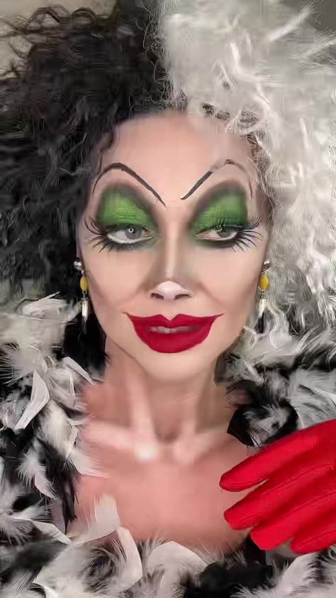 Cruel Deville Costume, Cruella Deville Face Paint, Disney Villains Makeup Ideas, Cruella Eye Makeup, Cruella Deville Make Up, Frozen Halloween Makeup, Cruella Deville Costume Ideas, Cruella Deville Costume Makeup, Maquillage Cruella