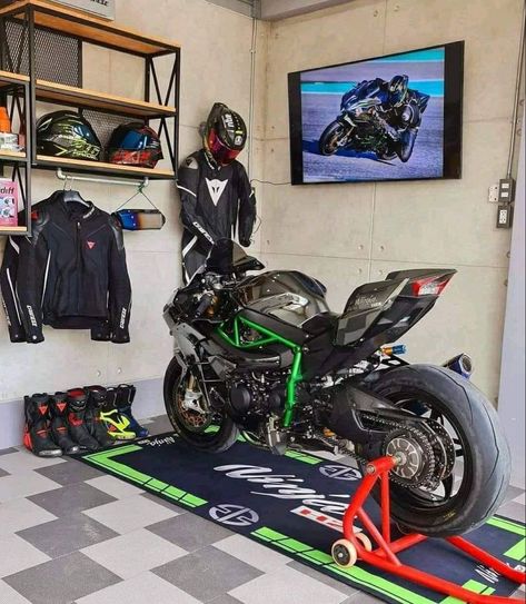 Bike Office, Motorbike Photos, Xe Ducati, Garage Design Interior, Bike Couple, Motorcycle Storage, Motocross Love, Biker Photoshoot, Luxury Garage