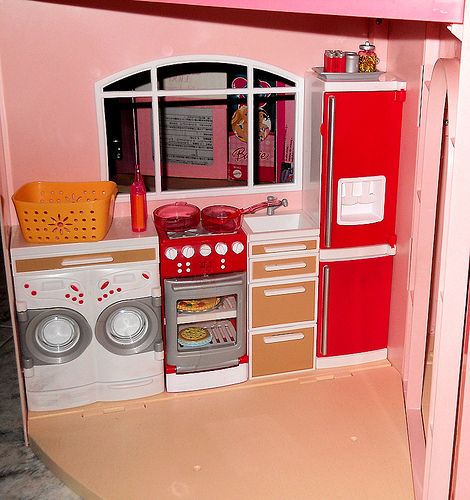 Barbie Dream House Kitchen Dream House Kitchen, Miniature Stuff, Play Barbie, Barbie Kitchen, Dolls House Interiors, Miniature Kitchen, House Interiors, Barbie Dream, Barbie Dream House