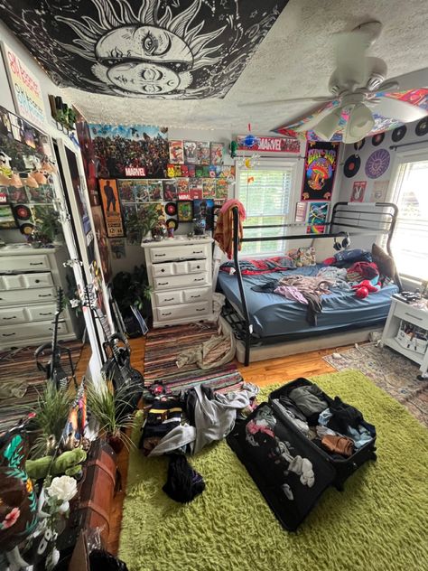 Cool Room Layouts Bedrooms, Hotbox Room, Alt Bedroom Aesthetic, Alt Room Inspo, Alt Bedroom Ideas, 90s Teen Bedroom, Messy Room Aesthetic, Punk Room, Hippy Room