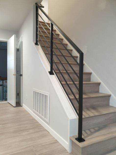 Grey Stair Railing, Minimal Stairs, Stairs Remodel, Stair Railing Ideas, Indoor Stair Railing, Iron Stairs, House Finishes, Metal Stair Railing, House Basement