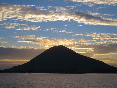 Banda Neira, Island Wallpaper, Sun Sets, Malang, Mount Rainier, The Sun, Indonesia, Sun, Natural Landmarks