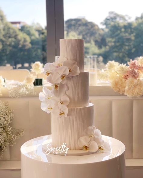 Modern Chic Wedding Cake, Nikkah Details, Elegant Modern Wedding Cake, Destination Wedding Cake, Minimalist Wedding Cake, Wedding Cake Elegant, Classy Wedding Cakes, Wedding Booth, Wedding Cake Options