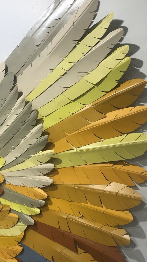 Cardboard Feathers, Bird Wings Costume, Cardboard Costume, Cosplay Wings, Selfie Wall, Carnival Of The Animals, Diy Wings, Paper Wings, Paper Feathers