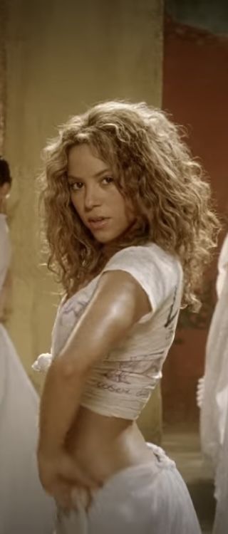 Shakira Blonde Curly Hair, Shakira Natural Hair, Sun In Before And After Hair, Frizzy Curly Hair Aesthetic, Shakira Blonde, Shakira Core, Shakira Curly Hair, 2000s Curly Hair, Shakira Aesthetic