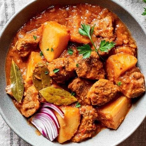 Lamb Vindaloo - The Big Man's World ® Lamb Vindaloo Recipe, Lamb Burger Recipes, Lamb Vindaloo, Vindaloo Curry, Lamb Patties, Vindaloo Recipe, Marinated Lamb, Indian Recipes Authentic, Recipes Seafood