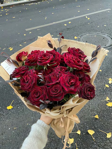 Rose Flower Aesthetic Red, Red Rose Bouquet Aesthetic, Buying Flowers, Red Roses Bouquet, Rose Romantic, Flowers Wine, Romantic Aesthetic, Red Bouquet, Hot Pink Roses