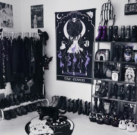 Goth Closet Organization, Dark Maximalism, Casa Rock, Emo Room, Gothic Decor Bedroom, Goth Bedroom, Gothic Room, Gothic Interior, Gothic Bedroom