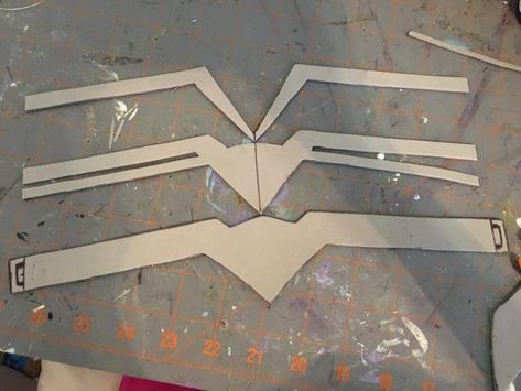 Wonder Woman Tiara, Wonder Woman Diy, Wonder Woman Accessories, Queen Ravenna, Diy Tiara, Fashion Design Classes, Warrior Costume, Wonder Woman Costume, Wonder Women