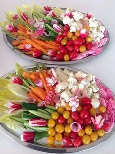 Plateau de crudités pour apéro chic et sa flopée de sauces ! Brunch Buffet, Veggie Tray, Snacks Für Party, Food Platters, Food Presentation, Appetizers For Party, Creative Food, Healthy Snacks, Tart