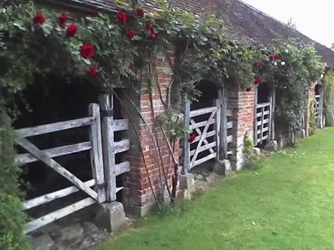 Gorgeous stable Victorian Horse Stables, Rustic Stables, Victorian Stables, Stable Yard, Horse Wall Decals, Old Stables, Stable Ideas, Dream Stables, Horse Stall