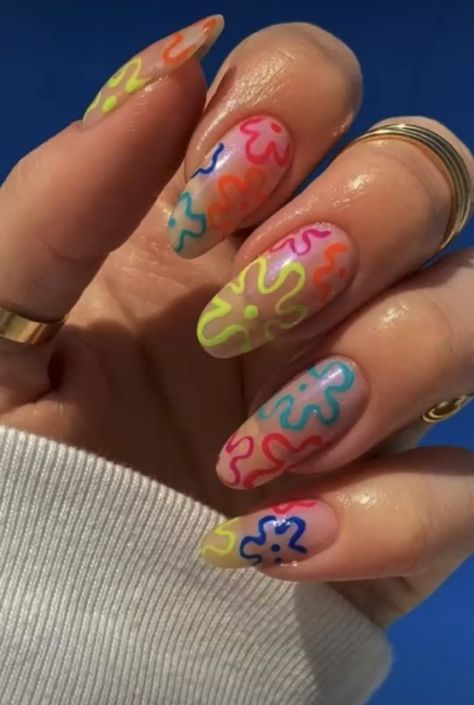 Creative Nails Designs For Summer, Nail Inspo White, White Swirl Nails, Nail Art Trendy, Spongebob Nails, Rave Nails, Swirl Nails, Retro Nails, Hippie Nails