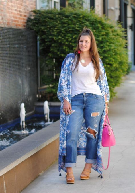 Ripped Jeans With Long Blue Kimono | Plus Size Fashion Maxi Kimono Outfit, Moda Curvy, Vetements Clothing, Plus Size Kimono, Kimono Outfit, Maxi Kimono, Look Plus Size, Mode Chic, Plus Size Fashion For Women