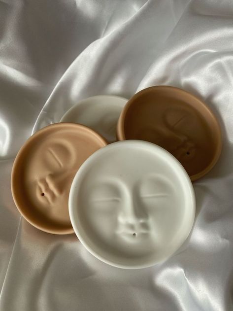 Face Incense Holder, Moon Aesthetic, Creation Art, Clay Diy Projects, Diy Ceramic, Cement Crafts, Moon Face, Pottery Crafts, Diy Pottery