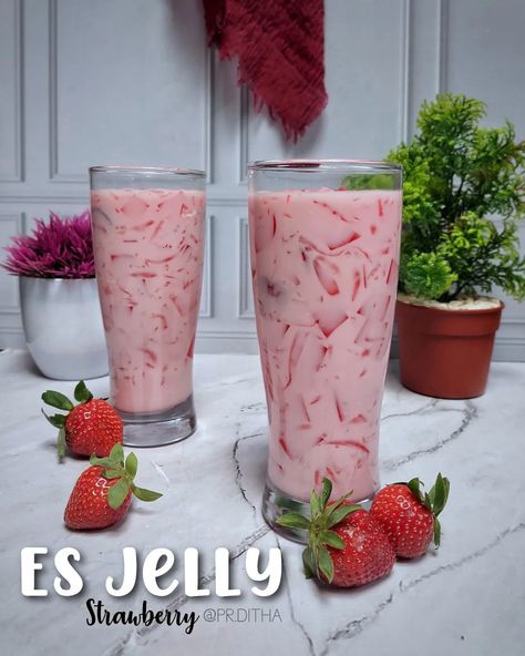 Bahan dan Cara membuat Es Jelly Strawberry https://resepmamiku.com/es-jelly-strawberry-pr-ditha Minuman Jelly, Es Jelly, Jelly Strawberry, Strawberry Jelly, Drink Recipes, Jelly, Food And Drink, Milk, Dessert