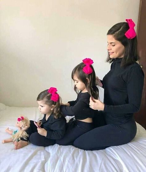 Mother Daughter Photography Poses, Matching Mommy Daughter Outfits, Mommy Daughter Photoshoot, Mother Daughter Poses, Mother Daughter Pictures, Mother Baby Photography, Mom Daughter Outfits, Mommy Daughter Outfits, Sister Poses