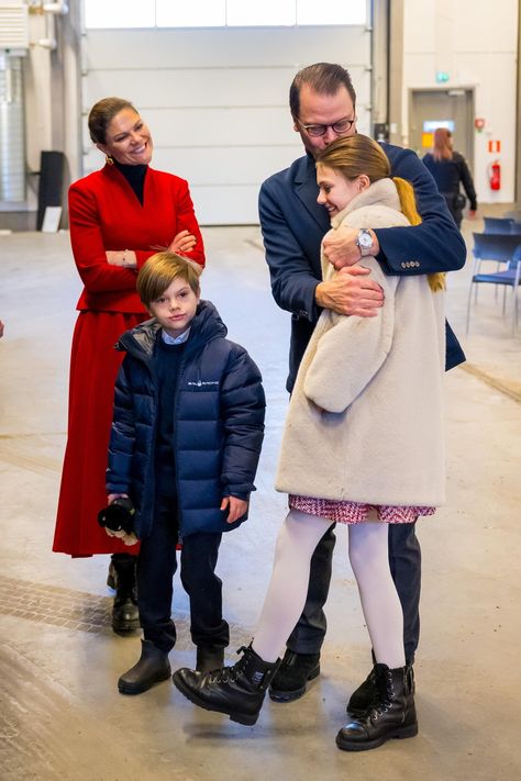 Crown Princess Victoria Visits Custom Office — Royal Portraits Gallery Victoria Prince, Royal Portraits, Victoria Fashion, Princess Victoria Of Sweden, Prince Daniel, Princess Estelle, The Royal Collection, Princess Beatrice, Princess Eugenie