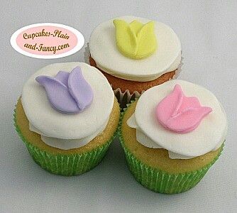 Tulip Easter cupcakes Tulip Tutorial, Design Cupcakes, Pineapple Upside Down Cupcakes, Pop Cupcakes, Pretty Cupcakes, Easter Cake, Beautiful Cupcakes, Cupcake Designs, Treat Ideas