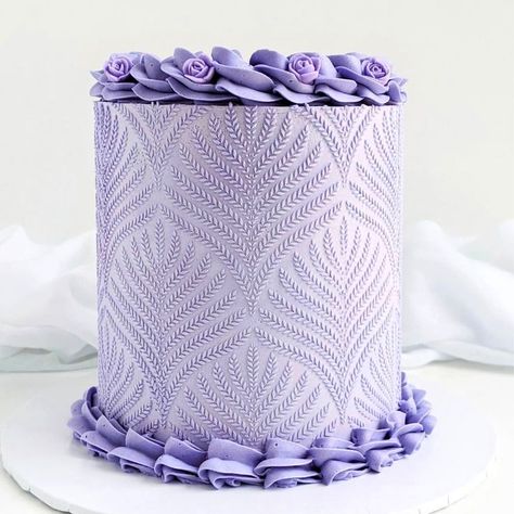 Purple Stencil Cake, Violet Cake Design, Lavender Color Cake, Buttercream Stencil Cake, Purple Cake Designs, Lavender Cake Design, Pastel Purple Cake, Purple Cake Design, Purple Cake Ideas