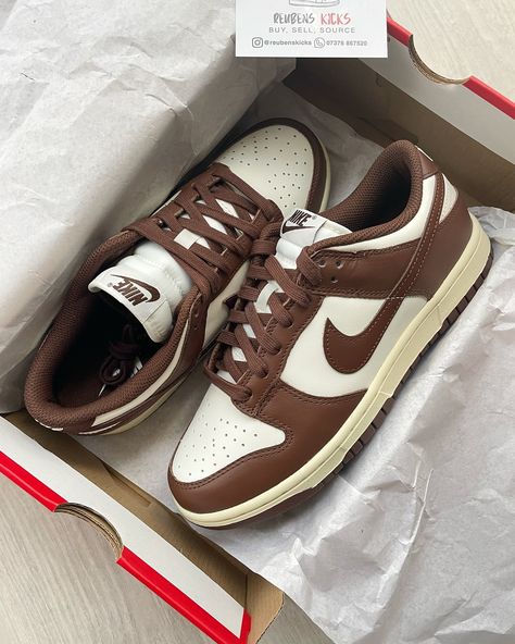 The Nike Dunk Low “Cacao Wow” Now Available in Women’s Sizing🐻 - Guaranteed 100% Authentic - Ships Within 3 Days Shop Now Link in Bio🛍 www.reubenskicks.com 🌐 Nike Dunk Brown, Dunks Brown, Jordan Dunk Low, Linen Pants Style, Nike Fashion Sneakers, Brown Color Schemes, Preppy Shoes, Twelfth Night, Winter Fit