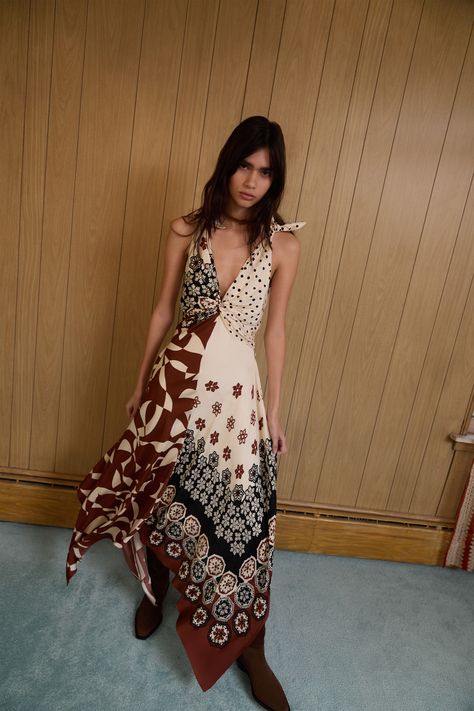 Tanya Taylor Pre-Fall 2025 https://www.vogue.com/fashion-shows/pre-fall-2025/tanya-taylor/slideshow/collection#9 Neutral Fashion Aesthetic, Musical Dress, Pre Fall Fashion, Rave Style, Fashion Runway Show, 2025 Fashion Trends, Paisley Fashion, Copenhagen Fashion, Tanya Taylor