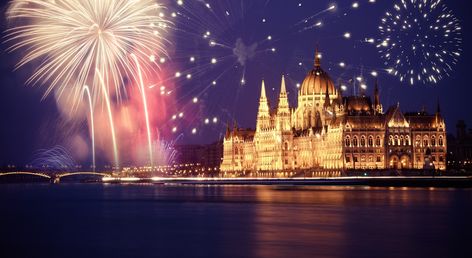 Romance or wild fun? Whatever you want for your New Year's Eve in Budapest there is: dinners, cruises, thermal baths, parties in the squares ... New Years Eve Events, Christmas In Europe, Buda Castle, Travel City, Thermal Bath, Wedding Nails For Bride, Fireworks Display, Budapest Hungary, Bergamo