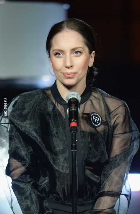 Lady Gaga decided to show her face,  So she's pretty ... like for real hehe Lady Gaga Without Makeup, Joanne Lady Gaga, Martin Schoeller, Hip Injuries, Lady Gaga Pictures, Old Singers, Without Makeup, Rupaul, Grammy Awards