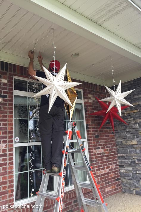 How to hang Star Luminaires on your front porch- what a clever idea for decorating your porch for Christmas Decoracion Navidad Diy, Luminaria Diy, Outside Christmas Decorations, Hanging Christmas Lights, Front Door Christmas Decorations, Star Lanterns, Christmas Front Porch, Country Christmas Decorations, Porch Christmas