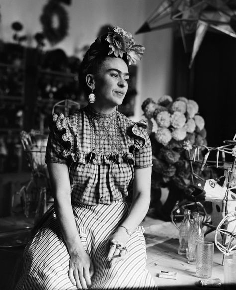 Фрида Кало Frida Kahlo Facts, Fashion Costume Halloween, Frida Kahlo Portraits, Frida And Diego, Frida Art, Rare Historical Photos, Feminist Icons, Diego Rivera, Black And White Portraits