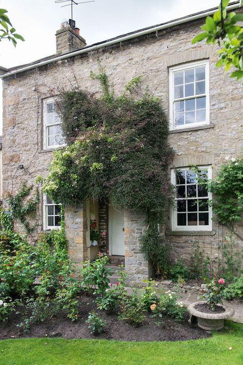 Georgian Cottage, Kitchen Interior Inspiration, Period Living, Flagstone Flooring, Real Homes, English Cottage Garden, Kitchen Design Plans, Georgian Homes, Fresh Image