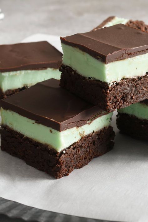 The classic grasshopper cocktail is made from equal parts crème de menthe, crème de cacao, and heavy cream Its mint-chocolatey flavors translate perfectly to all sorts of desserts These decadent layered bars start with a super fudgy brownie base, which is covered with crème de menthe infused buttercream, and a shell of rich chocolate ganache tops it all off Grasshopper Bars, Mint Bars, Chocolate Mint Brownies, Mint Brownies, Chocolate Mint, Brownie Bar, Mint Chocolate, Brownie Recipes, Healthy Dessert