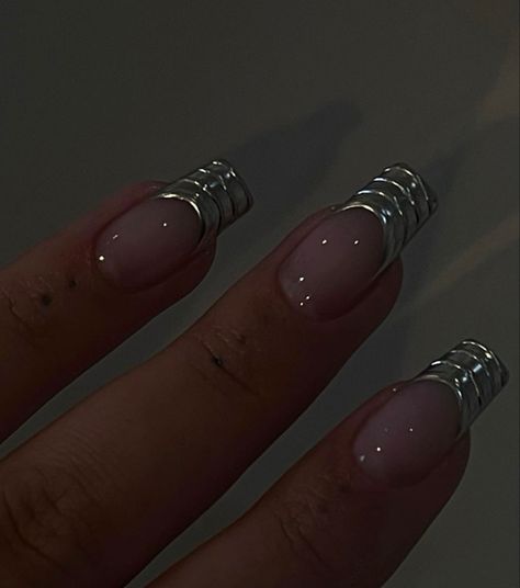 Classy Nail Extensions, Silver Tip Nails, Chrome French Tips, Acrylic Extensions, Chrome French, Silver Nail Designs, Nails Design With Rhinestones, Pretty Gel Nails, Liquid Metal