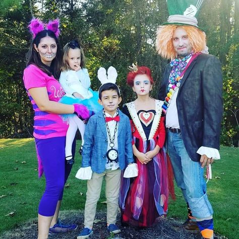 Alice In Wonderland Family Costumes Diy, Alice In Wonderland Mens Costume Diy, Alice In Wonderland Cosplay Diy, Alice In Wonderland Couples Costume, Alice In Wonderland Family Costumes, Alice In Wonderland Diy Costume, Alice In Wonderland Costume Diy, Diy Alice In Wonderland Costume, Diy Alice In Wonderland