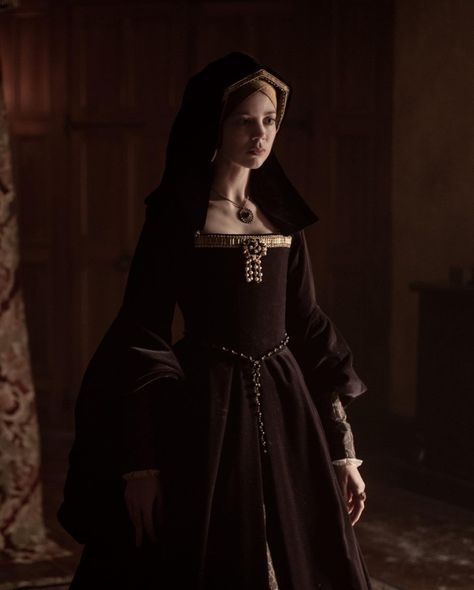 Medieval Tv Shows, Charlotte Hope, The Spanish Princess, Tudor Dress, Tudor Fashion, Reign Fashion, Spanish Princess, Tudor Costumes, The Other Boleyn Girl