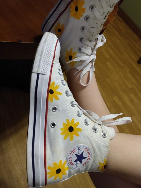 Things To Paint On Shoes Easy, Painting White Converse, Diy Converse Shoes Paint High Tops, Drawing On White Converse, White Converse Custom Ideas, White Converse Painting Ideas, Paint On Converse, Diy Converse Shoes Paint, Painting On Converse