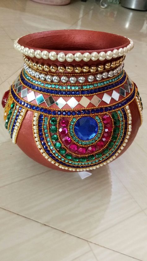 Diy Pooja kalash Pooja Kalash Decoration Handmade, Kalash Decoration Pooja, Gruhpravesh Decoration, Matka Decoration Pots Wedding, Matka Decoration Pots, Kalash Decoration Ideas, Pot Decorating Ideas Indian, Matki Decoration Ideas, Matka Decoration