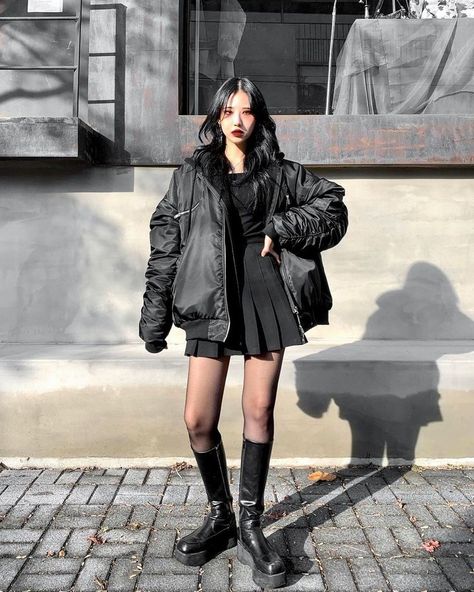 Korean Black Outfit, Paris Outfits, Tomboy Fashion, Dark Fashion, Korean Outfits, School Fashion, Types Of Fashion Styles, Cute Casual Outfits, Look Fashion