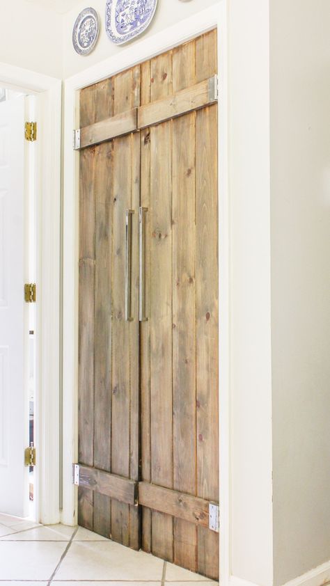 Diy Laundry Door Ideas, Wood Pantry Door, Cheap Renovations, Diy Barn Door Plans, Diy Kitchen Makeover, Boho Chic Kitchen, Wood Pantry, Diy Reclaimed Wood, Modern Sliding Barn Door