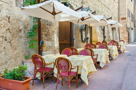 Tuscan Recipes, Sidewalk Cafe, Toscana Italia, Italy Photo, Branding Design Inspiration, Tuscany Italy, Florence Italy, Places To Eat, Italy Travel